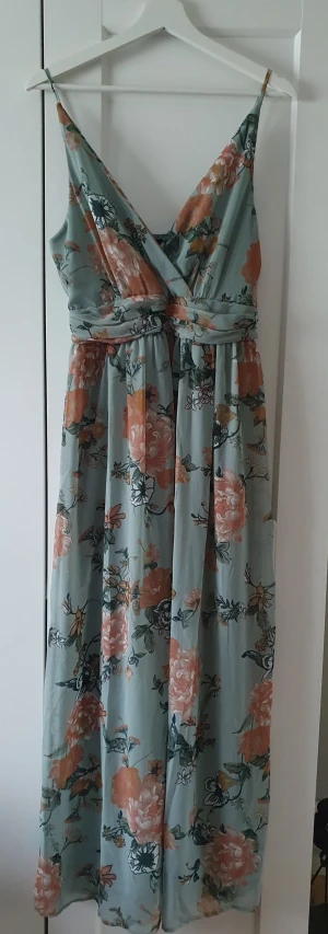 Underbar klänning - Klänning med fint fall. Använd enbart en gång.