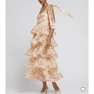 Volangklänning  - Så himla vacker klänning från &otherstories med volanger, blommor och rosetter vid axlarna. Passar till fest, finmiddag eller när du vill sticka ut!! Slutsåld på hemsidan. Köpt för 1900. 