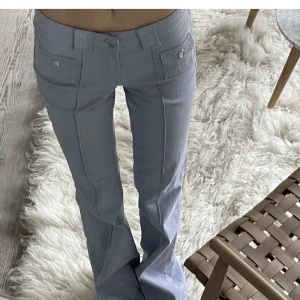Hm low waist jeans med ficka - Hm jeans med låg midja som är helt slutsålda sjukt snygga men inte riktigt min stil.🩷