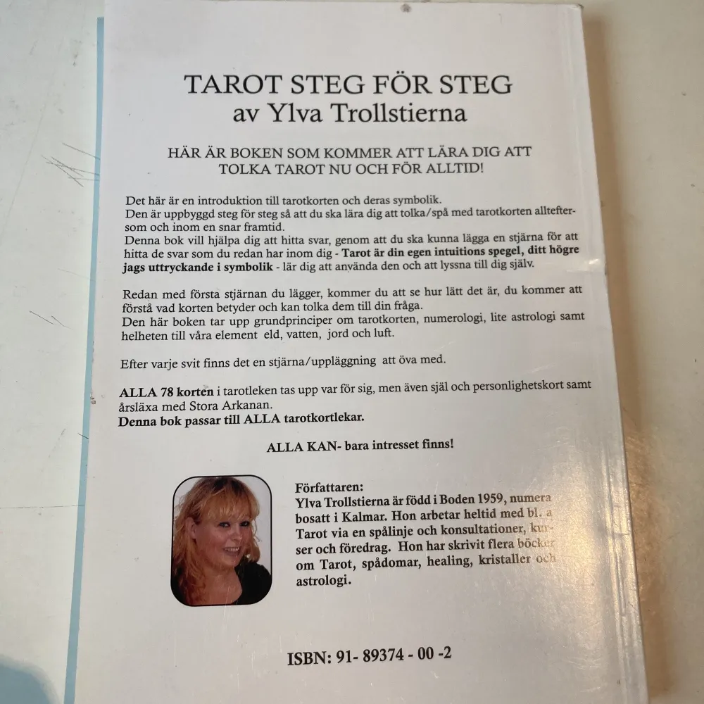 En bra bok för folk som vill lära sig tarotkort  Endast swish  Skriv till mig vid intresse . Accessoarer.