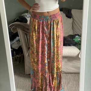 Lång kjol  - En helt ny kjol, köpt i Italien. Har aldrig använt pga har redan liknande. Jag är 168 cm 💗skriv till mig vid intresse eller frågor☺️