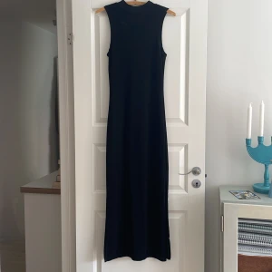 Glittrig maxiklännig - Urläcker maxiklänning från SisterS. Syns inte så bra på bilderna men den är glittrig. Perfekt för galej, kalas och andra festligheter!