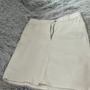 En vit jeans kjol från Lindex storlek 44, bra skick, använd 1 gång, nypris 400kr, vill bli av med den ganska fort så säljer den för bara 80kr💓💓