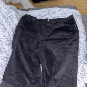 Svarta Manchester byxor  - Svarta Manchester baggy byxor från H&m, ny pris 300kr säljer för 150kr, bra skick, storlek 48💓