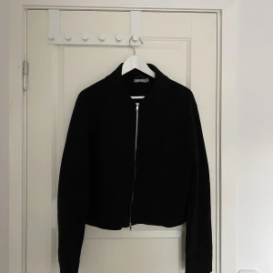 Kofta - En svart kofta köpt från åhlend. Den har två stora fickor i fram varan en har lossnat lite i sömmen, men är lätt att sy tillbaka