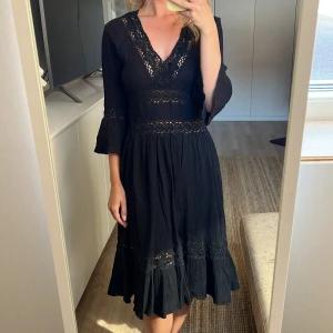 Klänning (vintage) - Så fin vintage klänning från 90-talet! Fortfarande i perfekt skick 🖤 Storlek 34.