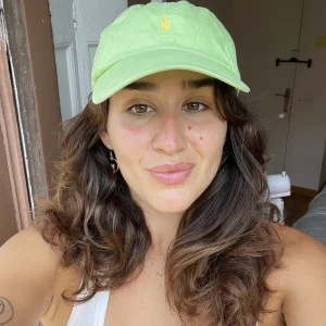 Grön Polo Ralph Lauren Keps - Suuuperfin grön polo keps. Bra skick! Mitt lockiga hår funkar inte riktigt med den så den bara ligger hemma. Förhoppningsvis kan den passa hos dig bättre!