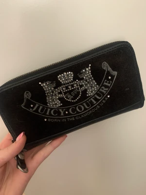 Juicy Couture Plånbok - super söt äkta juicy plånbok! köpt på plick för några år sen o kommer inte till användning längre, ÄLSKAR DENNA!!