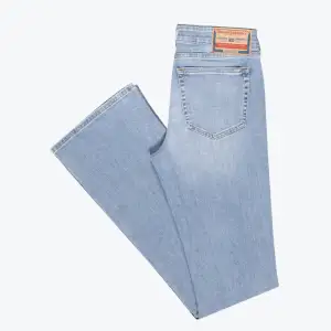 Säljer dessa lågmidjade bootcut jeans från diesel, stl 29/32. Använda men fortfarande i fint skick. Väldigt långa i benen🤗 nypris 1250kr.