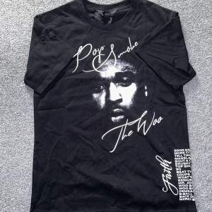 Vlone x Pop Smoke t-shirt i färgen svart. Skön och TTS t-shirt i strl M☀️