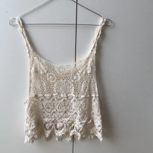 Virkad topp - Virkad topp/coverup som är perfekt att ha i sommar över en bikini eller bara som den är. Står inte storlek men skulle säga en S, kanske M också. Såsåså fin men kommer tyvärr inte till användning då jag har liknande.
