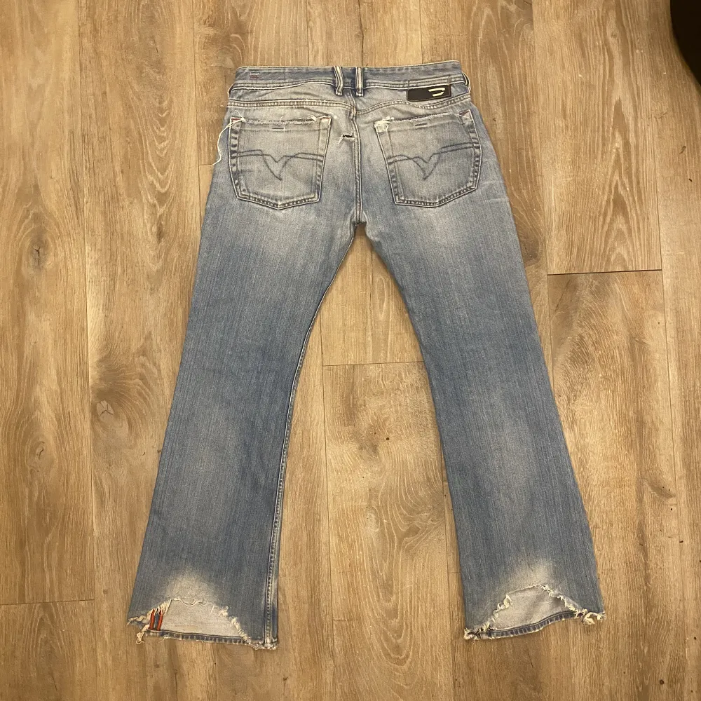 Säljer dessa jeans, använda och rätt så slitna. . Jeans & Byxor.