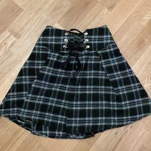 Pleated skirt med mönster och knytdetalj Nyskick