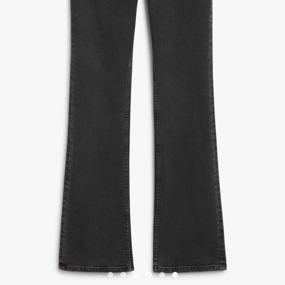 Low waist flare/bootcut jeans från monki, strl 30 men små i strl. Skriv för fler bilder och frågor. Jeans & Byxor.