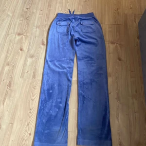 Juicy couture byxor  - Jag säljer mina blåa juicy couture byxor i storlek S. Jag säljer för har tröttnat på dom. Dom är använda men bra sick. Köparen betalar för frakten.