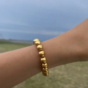 Pärlarmband  - Ett guldigt pärlarmband i storlek s men finns också i fler storlekar om man vill ha, kontakta oss om de finns frågor!💗💕