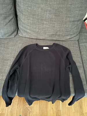 East west från brothers  - Marinblå stickad tröja från brothers märke East west!   Sparsamt använd och i gott skick! Bara att höra av sig för fler bilder osv👍 Kan skickas eller mötas upp i sthlm👍