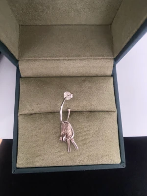 Maria nilsdotter örhängen  - Säljer dessa aaas coola Maria Nilsdotter örhängena. Går ej o få tag på längre!! Kan sälja styckvis och i par. Använda ett fåtal gånger så inga repor eller liknande. Köp styckvis 1500 elr båda för 2800