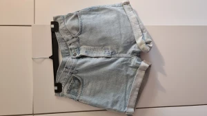 Midjehöga denim shorts - Midjehöga denimshorts, passar storlek M
