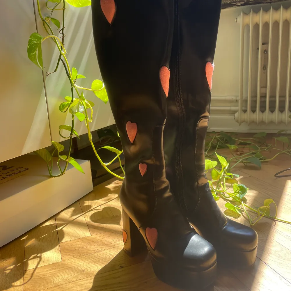 Jättefina la Moda boots. Svarta med hjärtan på. Lite slitna längst fram på tårna pga användning . Skor.