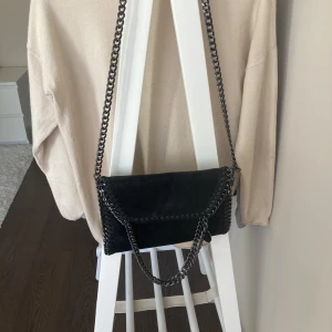 Väska - Snygg Stella McCartney liknande väska i nyskick. Använd endast fåtal gånger utan defekter!