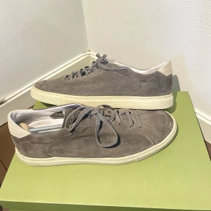 C.QP Racquet Sr Suede Sneakers - Hej, säljer ett par riktigt snygga sneakers från C.QP i grå mocka. Skorna är i använt skick men har fortfarande mycket kvar att ge. Nypris 3500kr. Storlek 42. Handgjorda i Portugal. Eleganta med hög kvalite. Priset är inte hugget i sten. Hör av dig. 