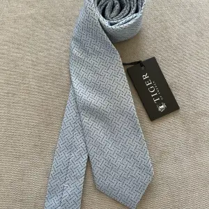 Säljer en helt ny och oanvänd slips från Tiger Of Sweden Med tagg på  Nypris 899:-