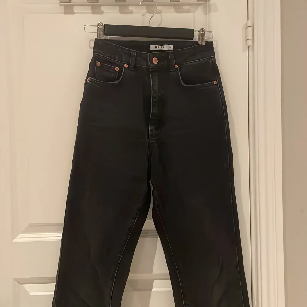 Ett par snygga svarta högmidjade jeans från NA-KD🖤 De är ganska långa i benen. Jeans & Byxor.