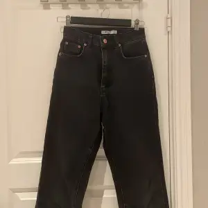 Ett par snygga svarta högmidjade jeans från NA-KD🖤 De är ganska långa i benen