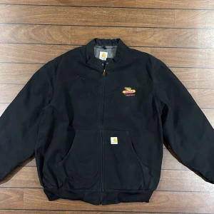 Carhartt Dekalb Jacket - Snygg vintage Carhartt jacka i storlek L! Bara att skriva om du undrar över något🙏