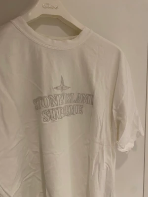 Stone Island Supreme broderad tröja - Tröja, stl. M, Herr  Sällsynt t-shirt från samarbetet mellan Supreme och Stone island som släpptes i ett mycket limiterat antal.   Tröjan är i utmärkt skick och har inte använts.  fraktas i  Sverige smidigt och säkert och möjlighet till upphämtning finns!