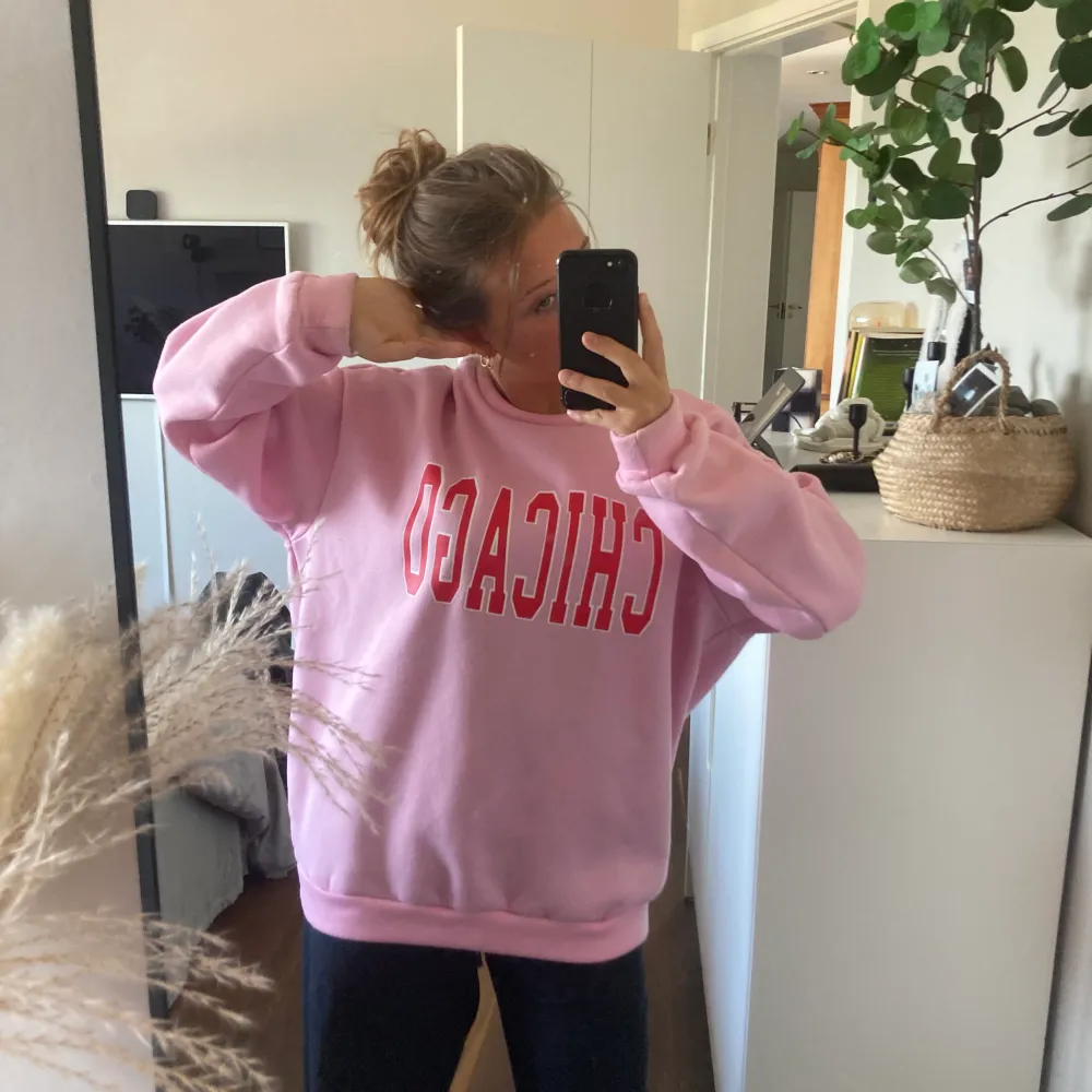 Säljer min supersköna och coola oversized collegetröja. Den är mjuk och go på insidan och är i storlek XS. Jag är 157 cm lång och den är oversized på mig. Kommer tyvärr inte till användning då jag har så många collegetröjor och därför säljer jag den nu. . Tröjor & Koftor.