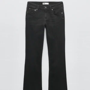Lowrise zara jeans - Lågmidjade jeans från zara. Helt nya och oanvända. Alla lappar sitter kvar.  Original pris var 399 och jag säljer för 280kr pris kan diskuteras!