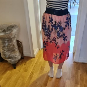 Kjol - Fin kjol med resår i midjan. Ingen stretch men väldigt lätt matchad med andra kläder🌸