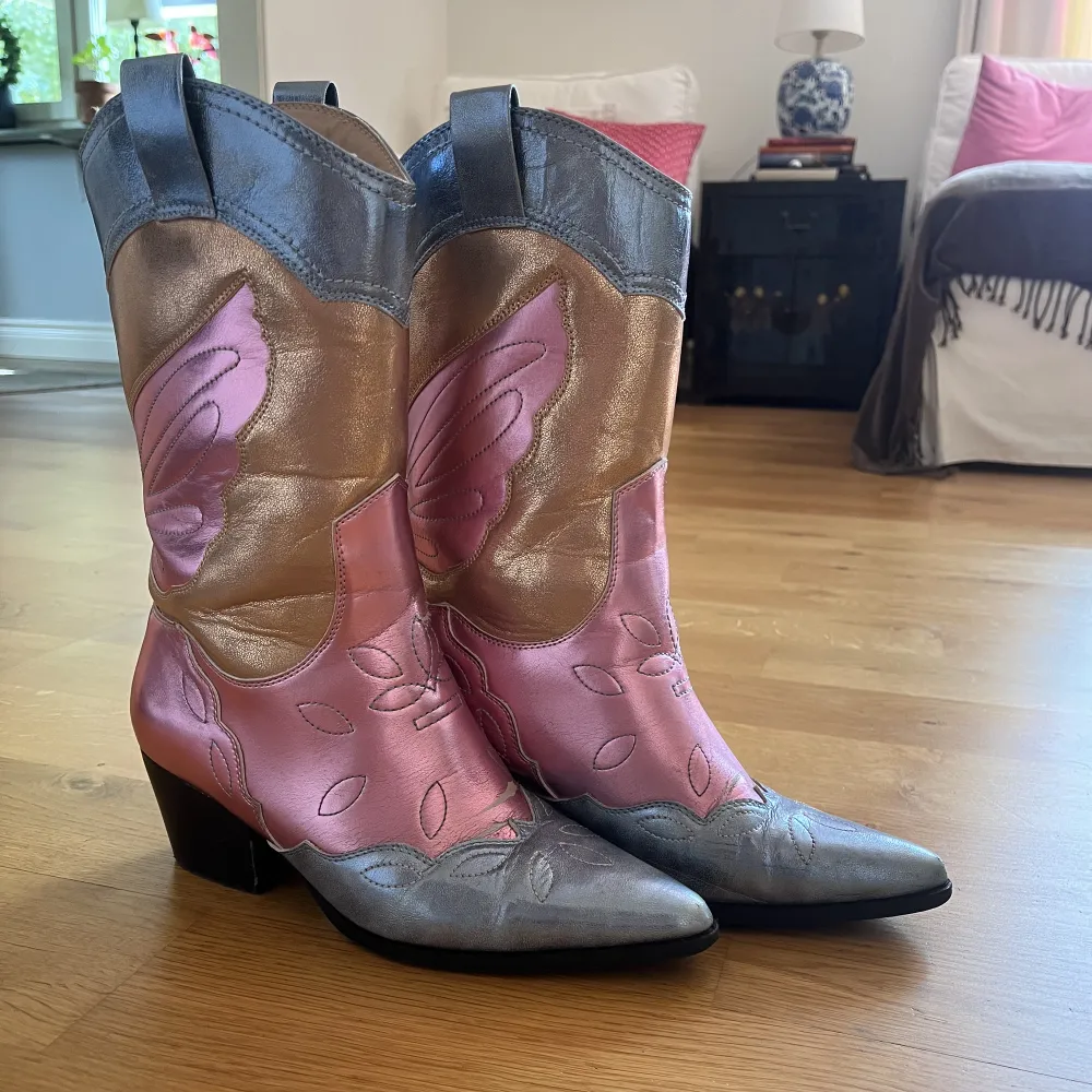 Superfina och färgglada cowboy boots från Public Desire, köpta på Asos. Använda ett fåtal gånger och har en slitning på tån. 💗. Skor.