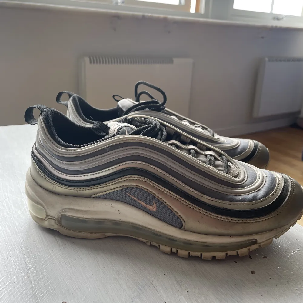 Nike air max, i färgen Metallica. Storlek 40. Köpta i Nike butik i Orlando för ca 2000, Använda men väldigt fint skick, svår färg att få tag i! Pris går att diskuteras vid snabb affär :). Skor.