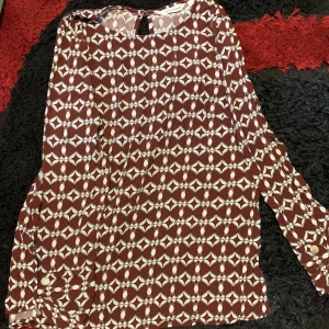 Blus - Fin mönstrad blus, använd ett par gånger. Köpt på Cubus. Storlek 34