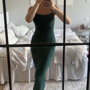 Klänning - Klänning, liknar skims. Mörkgrön🥰banden är justerbara och korsar över varandra i ryggen.