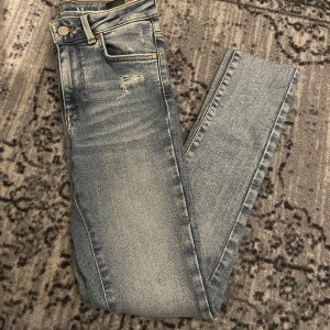 jeans  - skinny jeans från bikbok, passar folk som e korta ☺️