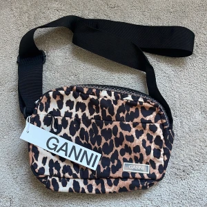 Ganni- handbag Cotton Brown leopard - Helt oanvänd Ganniväska med prislapp kvar. Passade inte mig därav säljer jag den vidare. Köp sker via DM och köparen står för frakten!