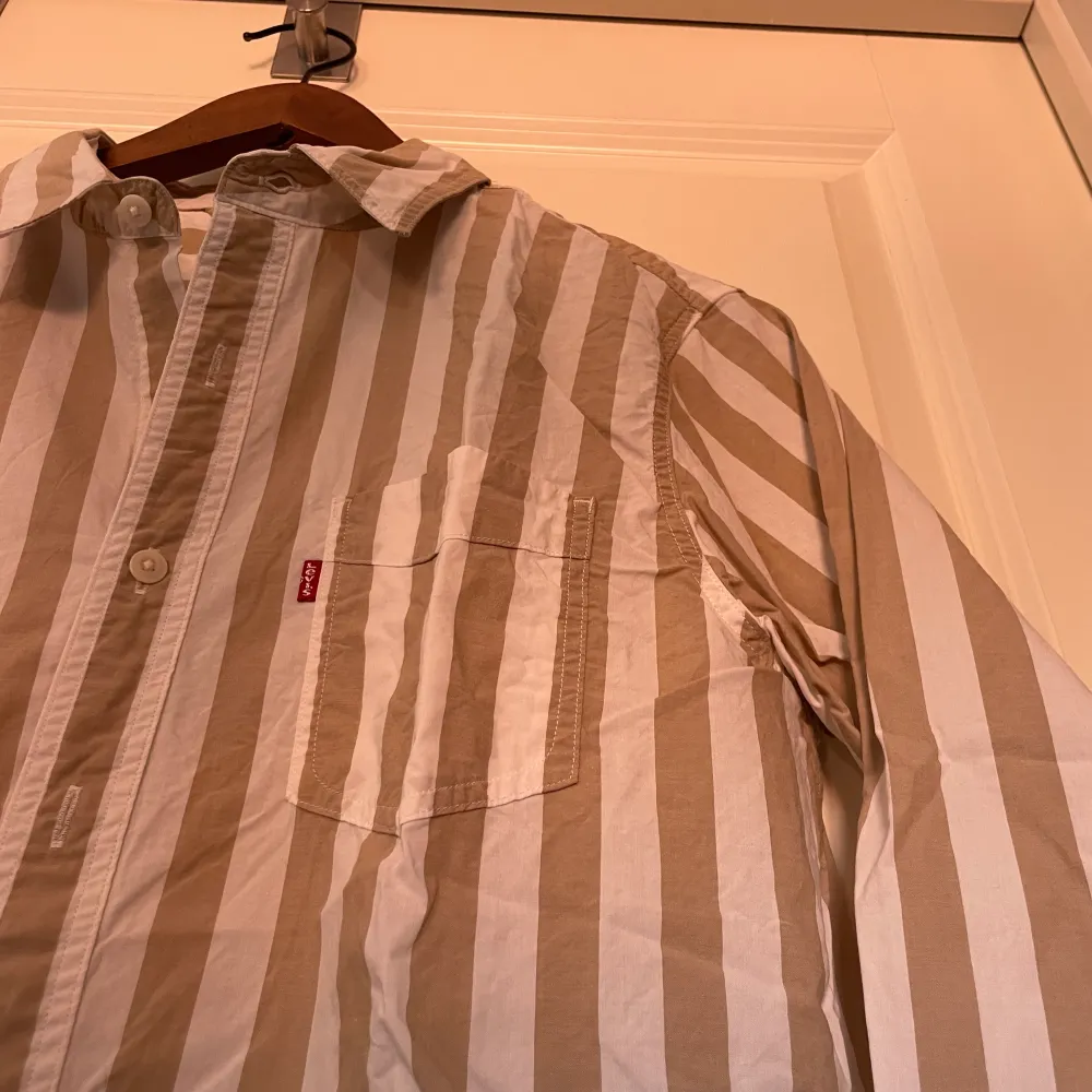 En snygg sommar skjorta från Levis. Väldigt lite använd.  Pris: 199kr. Skjortor.