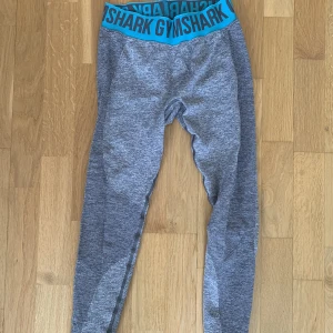 Gymshark leggings - Säljer dessa asköna leggings då de tyvärr blivit för små för mig 😢 Leggingsen är sparsamt använda så de är fortfarande i väldigt bra skick!  OBS: Katt finns i hemmet 