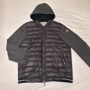 Moncler cardigan  - Moncler cardigan  Mitt Pris: 3350kr Retail: 10.000kr Skick: 9/10        Den är mindre i storleken Pris kan diskuteras 