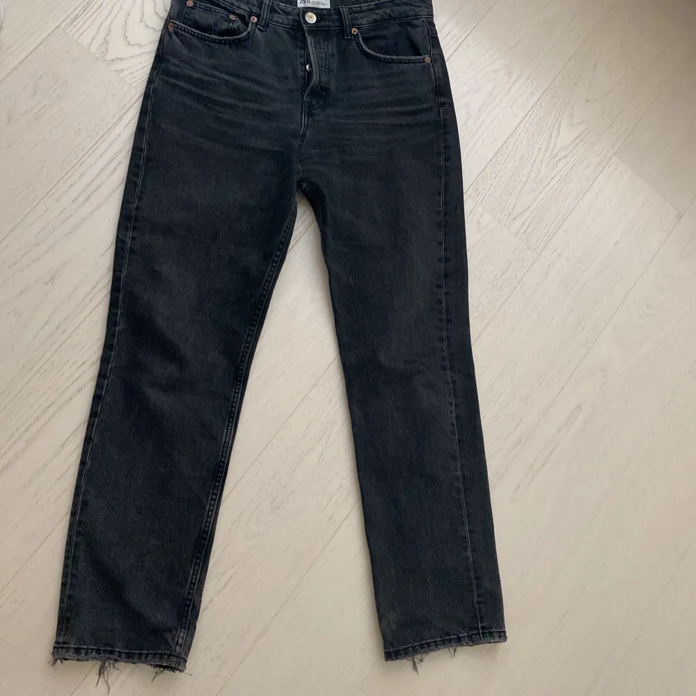 Säljer dessa snygga Zara jeans. Dom är i bra skick men har lite slitningar längst ner. Dom är passligt långa för mig som är 165. Dom är mörkgråa men ser svarta ut på bilden. Nypris 400kr💕. Jeans & Byxor.