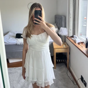 Vit klänning - Vit jättefin klänning från Nelly. Passar utmärkt till student eller konfirmation. Köptes för 400 kr på Nelly. Använd en gång så i nyskick🤍