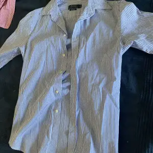 Säljer min Ralph Lauren skjorta. Bara använd fåtal gånger utan defekter! Priset går att diskuteras