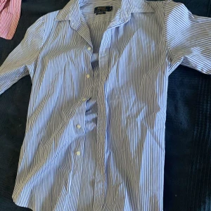 Randig Ralph Lauren Skjorta - Säljer min Ralph Lauren skjorta. Bara använd fåtal gånger utan defekter! Priset går att diskuteras