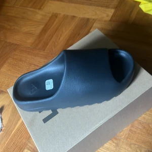 Yeezy Slides ”Onyx” - Helt nya, oanvända. Köp en stl större än vad du har. Så om du har 43 passar de här dig 