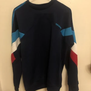 Adidas-set i storlek S - Vanlig passform. Ärligt så är jag inte helt säker på denna men tror byxorna och tröjan tillsammans kostade runt 1400kr. Tröjan 900 och byxorna 500 eller något sådant. Vi kan säga 400 som pris på tröjan och 250 för byxorna men 500 totalt om man köper båda!