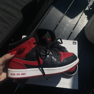 Air Jordan 1 - Äkta air jordans 1, väldigt fint skick 🖤❤️‍🔥